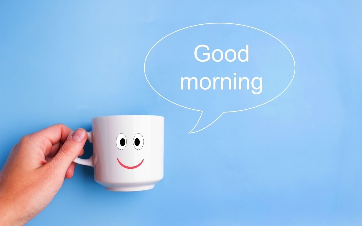おはようの挨拶をする顔つきのコーヒーカップ