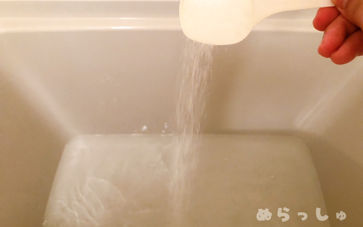 シークリスタルス・エプソムソルトを浴槽に入れている写真