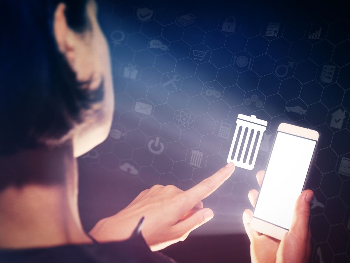 スマホのデータを削除する女性